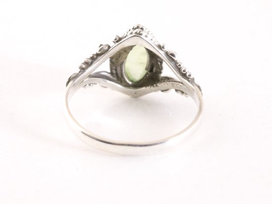Fijne bewerkte zilveren ring met prehniet afbeelding 3