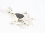 Opengewerkte zilveren lotus bloem hanger met granaat afbeelding 2