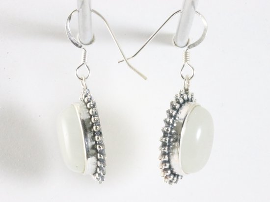 Bewerkte zilveren oorbellen met witte opaal afbeelding 2