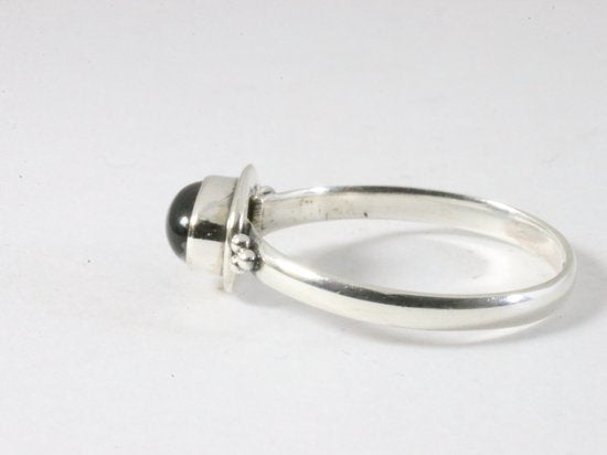 Fijne bewerkte zilveren ring met onyx afbeelding 2