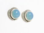 Ronde bewerkte zilveren oorstekers met blauwe chalcedoon afbeelding 1