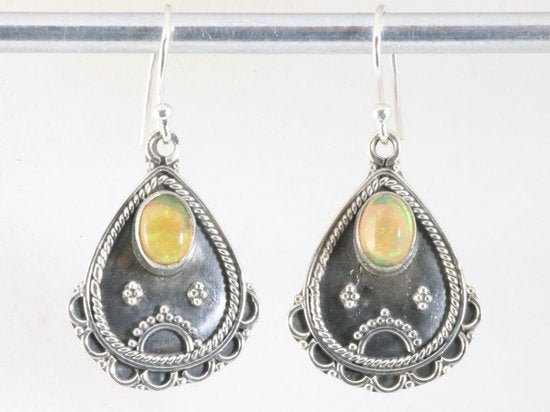 Traditionele bewerkte zilveren oorbellen met Ethiopische opaal afbeelding 1