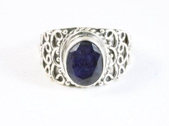 Bewerkte zilveren ring met blauwe saffier afbeelding 4