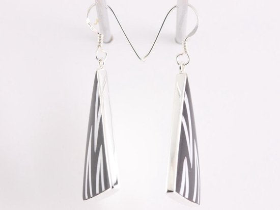 Lange zilveren oorbellen met zebra schelp afbeelding 2