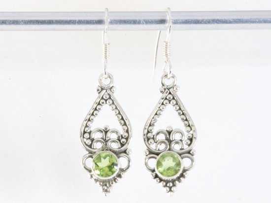 Fijne opengewerkte zilveren oorbellen met peridoot afbeelding 3