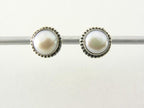 Bewerkte zilveren oorstekers met zoetwater parel afbeelding 1