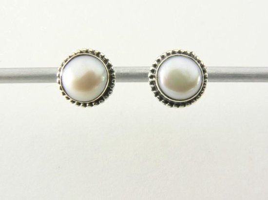 Bewerkte zilveren oorstekers met zoetwater parel afbeelding 1