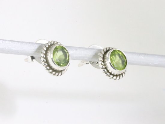 Fijne bewerkte ronde zilveren oorstekers met peridoot afbeelding 2