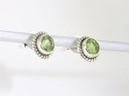 Fijne bewerkte ronde zilveren oorstekers met peridoot afbeelding 2