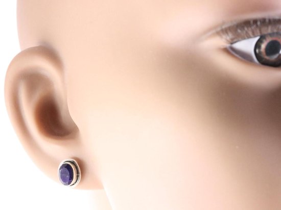 Fijne ovale zilveren oorstekers met blauwe saffier afbeelding 3