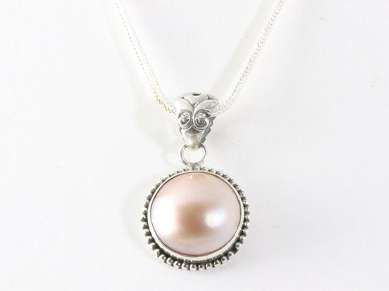 Ronde bewerkte zilveren hanger met roze parel aan ketting afbeelding 4