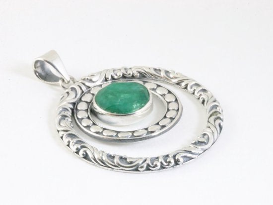 Traditionele bewerkte zilveren hanger met smaragd aan vossenstaart ketting afbeelding 2