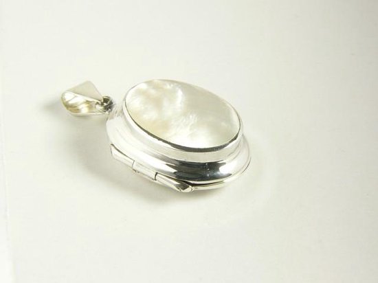 Ovaal zilveren medaillon met parelmoer afbeelding 2