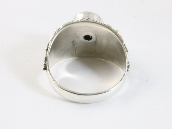 Bewerkte zilveren ring met blauwe saffier afbeelding 3