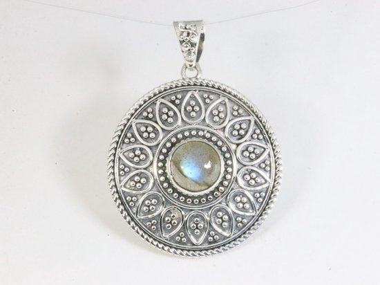 Ronde bewerkte zilveren hanger met labradoriet afbeelding 4