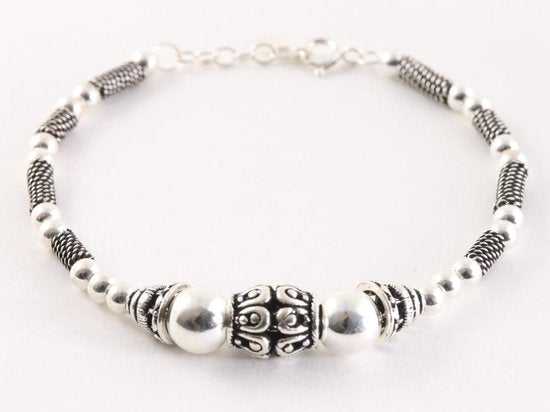 Zilveren armband met bewerkte kralen afbeelding 1