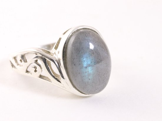 Opengewerkte zilveren ring met labradoriet afbeelding 1