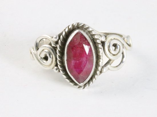 Fijne bewerkte zilveren ring met robijn afbeelding 4