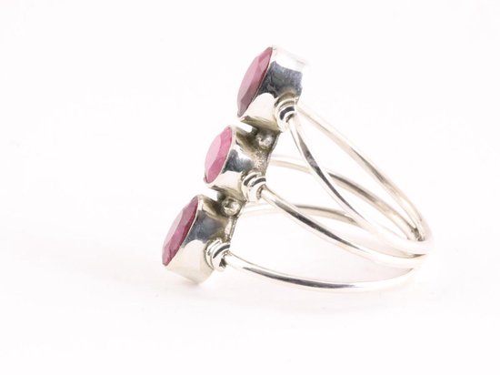 Opengewerkte zilveren ring met 3 robijn stenen afbeelding 2