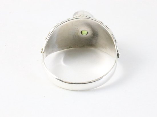 Bewerkte zilveren ring met peridoot afbeelding 3