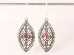 Lange opengewerkte zilveren oorbellen met granaat afbeelding 4