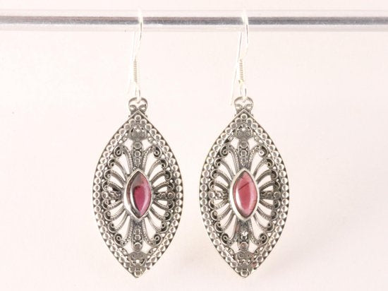 Lange opengewerkte zilveren oorbellen met granaat afbeelding 4