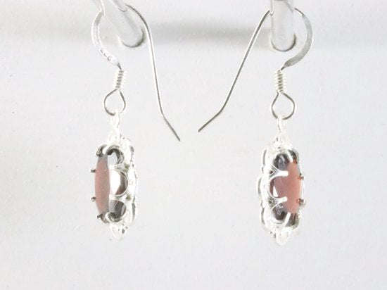 Fijne opengewerkte zilveren oorbellen met granaat afbeelding 2