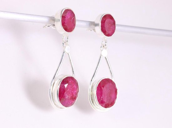 Lange zilveren oorstekers met robijn afbeelding 2