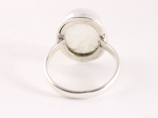 Ovale zilveren ring met regenboog maansteen afbeelding 3