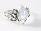 Opengewerkte zilveren lotus bloem ring met regenboog maansteen afbeelding 1