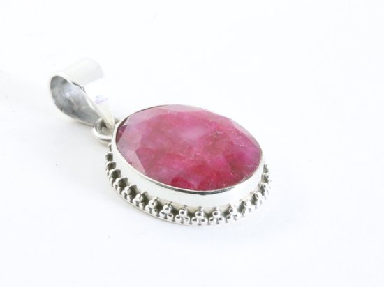 Bewerkte ovale zilveren hanger met robijn aan ketting afbeelding 2