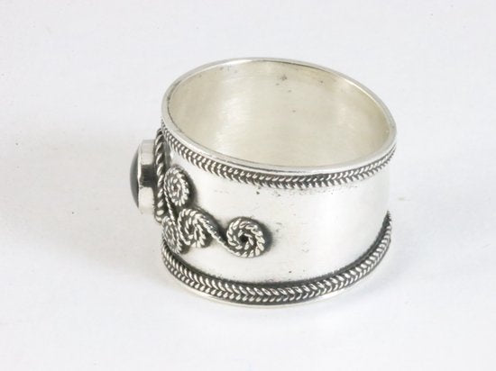 Brede bewerkte zilveren ring met zwarte agaat afbeelding 2