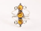 Opengewerkte zilveren ring met 3 amber stenen afbeelding 4