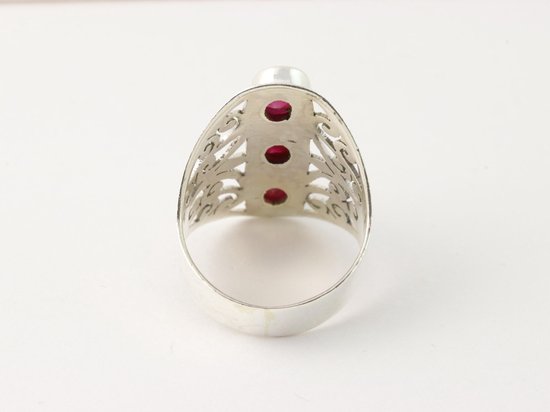 Langwerpige opengewerkte zilveren ring met robijn afbeelding 2