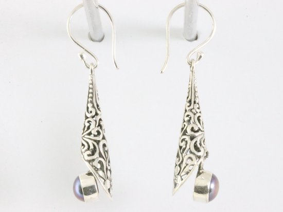 Traditionele opengewerkte zilveren oorbellen met zwarte parel afbeelding 2