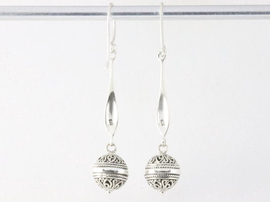 Traditionele bewerkte lange zilveren oorbellen met bolletjes afbeelding 3