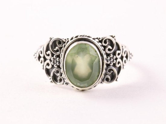 Bewerkte zilveren ring met prehniet afbeelding 4