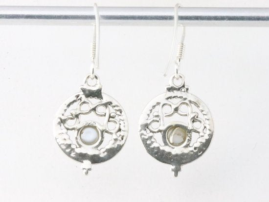 Fijne opengewerkte ronde zilveren oorbellen met parel afbeelding 3