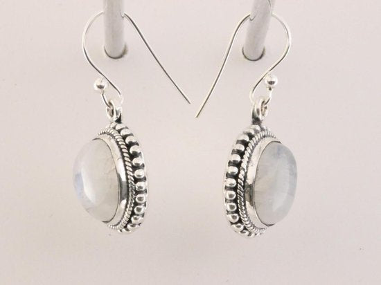 Bewerkte ovale zilveren oorbellen met regenboog maansteen afbeelding 2