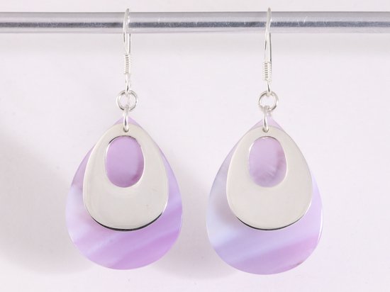 Grote druppelvormige zilveren oorbellen met paarse parelmoer afbeelding 4