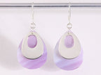 Grote druppelvormige zilveren oorbellen met paarse parelmoer afbeelding 4