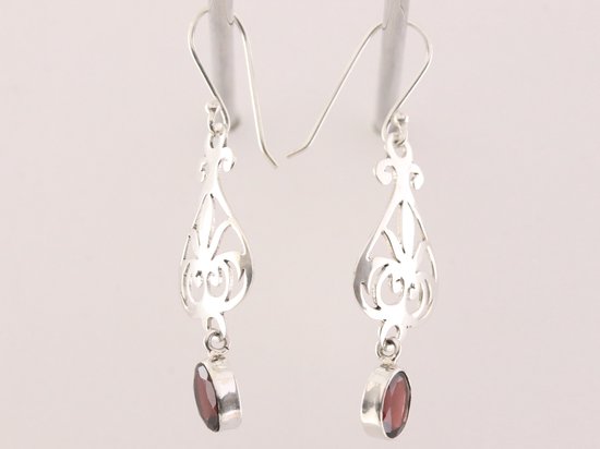 Lange opengewerkte zilveren oorbellen met granaat afbeelding 2