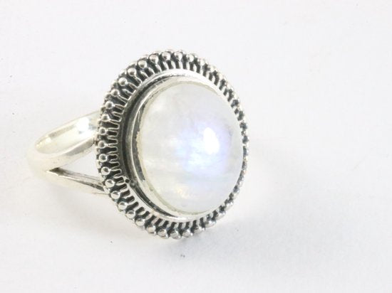 Bewerkte zilveren ring met regenboog maansteen afbeelding 1