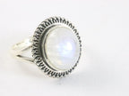 Bewerkte zilveren ring met regenboog maansteen afbeelding 1