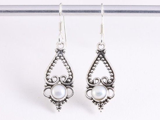 Fijne opengewerkte zilveren oorbellen met parel afbeelding 4