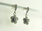 Fijne bloemvormige zilveren oorstekers met marcasiet afbeelding 2