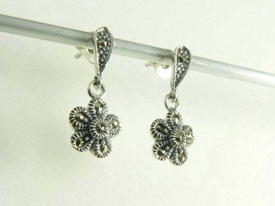 Fijne bloemvormige zilveren oorstekers met marcasiet afbeelding 2