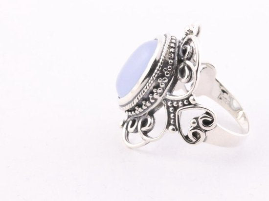 Opengewerkte zilveren ring met blauwe chalcedoon afbeelding 3