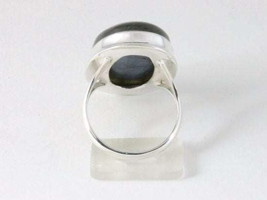 Grote ovale zilveren ring met labradoriet afbeelding 3