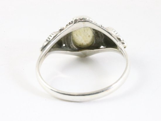 Bewerkte zilveren ring met labradoriet afbeelding 3